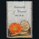 Rustic Orange Daisy Woodland Bröllop Keepsaké Mysfilt<br><div class="desc">Anpassa Daisyn Woodland Bröllop Throw med den charmerande Rustic Orange-möhippan med namn på ceremonin för bruden och brudgummen och giftermål för att skapa en förlovning, bröllop eller för skogskonsumtion i stil. Den här avslappnaden, som ändå är klassad anpassningsbar utomhus, har filten av skogen eller skogstemat i bröllop ett höggradigt fotografi...</div>
