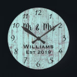 Rustic Personlig Aqua Vintage Wood Anpassningsbar Rund Klocka<br><div class="desc">En vacker, unik, naturnära personlig har en rustik akvräd med svart anpassning av hans och hennes namn i en övertäckningsdesign för skript och det efternamn och det årtal som fastställts i ett fet skript med tryckt träbakgrund. Anpassa klockan genom att lägga till din personliga information. Gör ett underbart bröllop, en...</div>