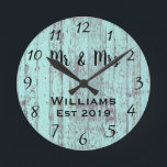 Rustic Personlig Aqua Vintage Wood Anpassningsbar Rund Klocka<br><div class="desc">En vacker, unik, naturnära personlig har en rustik akvräd med svart anpassning av hans och hennes namn i en övertäckningsdesign för skript och det efternamn och det årtal som fastställts i ett fet skript med tryckt träbakgrund. Anpassa klockan genom att lägga till din personliga information. Gör ett underbart bröllop, en...</div>