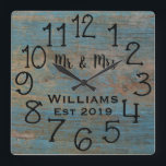 Rustic Personlig Blue Distress Wood Anpassningsbar Fyrkantig Klocka<br><div class="desc">En vacker, unik, naturnära personlig har en svart personlig i sin och sin namn i en övertäckningsdesign för skript och det efternamn och det årtal som fastställts i ett fet skript med en tryckt blå bakgrund. Anpassa klockan genom att lägga till din personliga information. Gör ett underbart bröllop, en årsdag...</div>