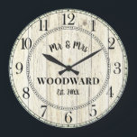 Rustic Personlig Bröllop Newlyweds Large Clock Stor Klocka<br><div class="desc">En modern,  högtidlig träskiva från sepian,  monterad bröllop-väggklocka med fastställt datum.</div>
