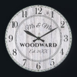 Rustic Personlig Bröllop Newlyweds Large Clock Stor Klocka<br><div class="desc">En rolig,  modern,  vit tvättat laduvlödskiva med monokamerad bröllop-väggklocka med fastställt datum.</div>