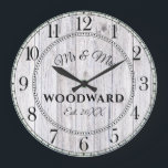 Rustic Personlig Bröllop Newlyweds Large Clock Stor Klocka<br><div class="desc">En rolig,  modern,  vit tvättat laduvlödskiva med monokamerad bröllop-väggklocka med fastställt datum.</div>