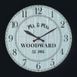 Rustic Personlig Bröllop Newlyweds Large Clock Stor Klocka<br><div class="desc">En rolig,  modern vit tvättat ljusblått virke med monogrammerad bröllop-väggklocka med datum fastställt.</div>
