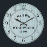 Rustic Personlig Bröllop Newlyweds Large Clock Stor Klocka<br><div class="desc">En rolig,  modern vit tvättat ljusblått virke med monogrammerad bröllop-väggklocka med datum fastställt.</div>
