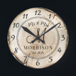 Rustic Personlig Bröllop Newlyweds Rund Klocka<br><div class="desc">En gammal modern trästump med monogrammad bröllop-väggklocka med datum fastställt och gift namn.</div>