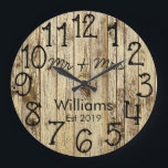 Rustic Personlig Brown Wood Anpassningsbar Stor Klocka<br><div class="desc">En vacker, unik och naturnära personlig har en faux-rustik brun trä med svart anpassning av hans och hennes namn i en övertäckningsdesign för skript och det efternamn och år som fastställts i ett fet skript med tryckt träbakgrund. Anpassa den här klockan genom att lägga till din personliga information. Gör ett...</div>