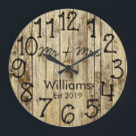 Rustic Personlig Brown Wood Anpassningsbar Stor Klocka<br><div class="desc">En vacker, unik och naturnära personlig har en faux-rustik brun trä med svart anpassning av hans och hennes namn i en övertäckningsdesign för skript och det efternamn och år som fastställts i ett fet skript med tryckt träbakgrund. Anpassa den här klockan genom att lägga till din personliga information. Gör ett...</div>