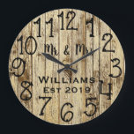 Rustic Personlig Brown Wood Anpassningsbar Stor Klocka<br><div class="desc">En vacker, unik och naturnära personlig har en faux-rustik brun trä med svart anpassning av hans och hennes namn i en övertäckningsdesign för skript och det efternamn och år som fastställts i ett fet skript med tryckt träbakgrund. Anpassa klockan genom att lägga till din personliga information. Gör ett underbart bröllop,...</div>