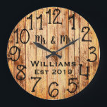 Rustic Personlig Brown Wood Anpassningsbar Stor Klocka<br><div class="desc">En vacker, unik och naturnära personlig har en faux-rustik brun trä med svart anpassning av hans och hennes namn i en övertäckningsdesign för skript och det efternamn och år som fastställts i ett fet skript med tryckt träbakgrund. Anpassa klockan genom att lägga till din personliga information. Gör ett underbart bröllop,...</div>