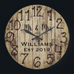 Rustic Personlig Brown Wood Anpassningsbar Stor Klocka<br><div class="desc">En vacker, unik och naturnära personlig har en faux-rustik brun trä med svart anpassning av hans och hennes namn i en övertäckningsdesign för skript och det efternamn och år som fastställts i ett fet skript med tryckt träbakgrund. Anpassa klockan genom att lägga till din personliga information. Gör ett underbart bröllop,...</div>