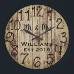 Rustic Personlig Brown Wood Anpassningsbar Stor Klocka<br><div class="desc">En vacker, unik och naturnära personlig har en faux-rustik brun trä med svart anpassning av hans och hennes namn i en övertäckningsdesign för skript och det efternamn och år som fastställts i ett fet skript med tryckt träbakgrund. Anpassa klockan genom att lägga till din personliga information. Gör ett underbart bröllop,...</div>