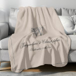 Rustic Personlig Newlyged Keepsaki Monogram Fleecefilt<br><div class="desc">Rustic Chic Warm Beige Personlig Newlyged Keepsaki Monogram Fleece Blanket. Personlig varmt beige och grått monogrammad Fleece Blanket. Snyggtens skript för den inledande monogrammen för efternamn, och namnen för bruden och trippen och bröllop-datumet på en enkel elegants varma beige bakgrund. Perfektens gåva till nygifta, en omhuldad påminnelse om deras speciella...</div>