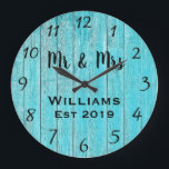 Rustic Personlig Teal Wood Anpassningsbar Stor Klocka<br><div class="desc">En vacker, unik och naturnära personlig har ett faux-rustic teal blue wood med svart anpassning av hans och hennes namn i en övertäckningsdesign för manus och det efternamn och år som fastställts i ett fet skript med tryckt träeffektbakgrund. Anpassa klockan genom att lägga till din personliga information. Gör ett underbart...</div>