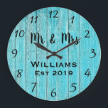 Rustic Personlig Teal Wood Anpassningsbar Stor Klocka<br><div class="desc">En vacker, unik och naturnära personlig har ett faux-rustic teal blue wood med svart anpassning av hans och hennes namn i en övertäckningsdesign för manus och det efternamn och år som fastställts i ett fet skript med tryckt träeffektbakgrund. Anpassa klockan genom att lägga till din personliga information. Gör ett underbart...</div>