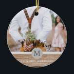 Rustic Photo Collage Monogram NEWLYWEDS BRÖLLOP Julgransprydnad Keramik<br><div class="desc">Lägg till dina foton i den här moderna,  runda monogrammofonens temade fotogåva,  perfekt för nygifta på bröllopsdagen som en bröllop-gåva.</div>