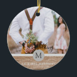 Rustic Photo Collage Monogram NEWLYWEDS BRÖLLOP Julgransprydnad Keramik<br><div class="desc">Lägg till dina foton i den här moderna,  runda monogrammofonens temade fotogåva,  perfekt för nygifta på bröllopsdagen som en bröllop-gåva.</div>