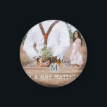 Rustic Photo Collage Monogram NEWLYWEDS BRÖLLOP Magnet<br><div class="desc">Lägg till dina foton i den här moderna,  runda monogrammofonens temade fotogåva,  perfekt för nygifta på bröllopsdagen som en bröllop-gåva.</div>