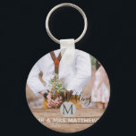 Rustic Photo Collage Monogram NEWLYWEDS BRÖLLOP Nyckelring<br><div class="desc">Lägg till dina foton i den här moderna,  runda monogrammofonens temade fotogåva,  perfekt för nygifta på bröllopsdagen som en bröllop-gåva.</div>