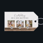 Rustic Photo Collage Monogram NEWLYWEDS BRÖLLOP Presentetikett<br><div class="desc">Lägg till dina foton i den här moderna,  runda monogrammofonens temade fotogåva,  perfekt för nygifta på bröllopsdagen som en bröllop-gåva.</div>