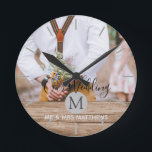 Rustic Photo Collage Monogram NEWLYWEDS BRÖLLOP Rund Klocka<br><div class="desc">Lägg till dina foton i den här moderna,  runda monogrammofonens temade fotogåva,  perfekt för nygifta på bröllopsdagen som en bröllop-gåva.</div>