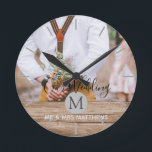 Rustic Photo Collage Monogram NEWLYWEDS BRÖLLOP Rund Klocka<br><div class="desc">Lägg till dina foton i den här moderna,  runda monogrammofonens temade fotogåva,  perfekt för nygifta på bröllopsdagen som en bröllop-gåva.</div>