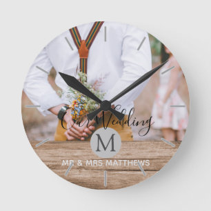 Rustic Photo Collage Monogram NEWLYWEDS BRÖLLOP Rund Klocka