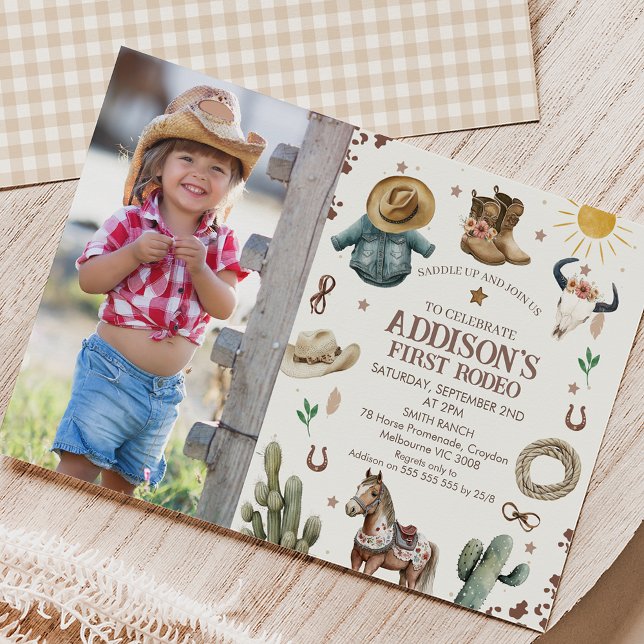 Rustic Photo First Rodeo Vilda western 1:a födelse Inbjudningar (Cute girls first rodeo 1st birthday invitation featuring a horse, cowgirl boots and more.)