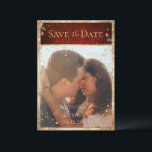 Rustic Photo Red Guld Flat Save Date Spara Datumet<br><div class="desc">Ett vackert foto med bröllop "Spara datum"-kort till alla dina familjer och vänner för att vänligt inbjudan dem till ditt speciella tillfälle. Scarlets röda bakgrund är en sådan rik. Trimmade i faux guld glitter för att ange tonen för romantisk och klassisk elegans. Guld stänk avslutar av den här söt bröllop-noten...</div>