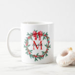 Rustic Pinecone | Björnkrans i julklapp Kaffemugg<br><div class="desc">Klassisk,  rustisk julkrans i gräs med pinekoner,  bär och balsamstjärnor och en stor röd helgdag.  Redo till monogram med ditt namn och din initiala början.  Sammansatt design efter Helgdag Hearts-design (reserverade höger).</div>