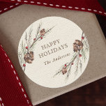 Rustic Pinecone-julgranen Helgdag Runt Klistermärke<br><div class="desc">Skicka helgdag till din familj och dina vänner. Den här konstruktionen har vattenfärgen gräs maj och röda bär på en faux burlap canvas struktur bakgrund. Om du vill ha en mer avancerad anpassning av den här designen klickar du på knappen Anpassa. Matchande objekt är också tillgängliga.</div>