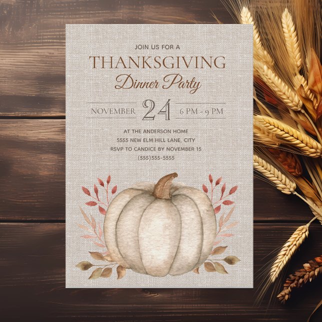 Rustic Pumpkin Linen Thanksgiving Dinner Party Inbjudningar (Rustic white pumpkin on linen-like background Thanksgiving Dinner invitation)