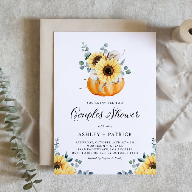 Rustic Pumpkin med solblommor Fall Par Shower Inbjudningar (Customizable fall couples shower invitation featuring watercolor pumpkin, sunflowers and greenery.)