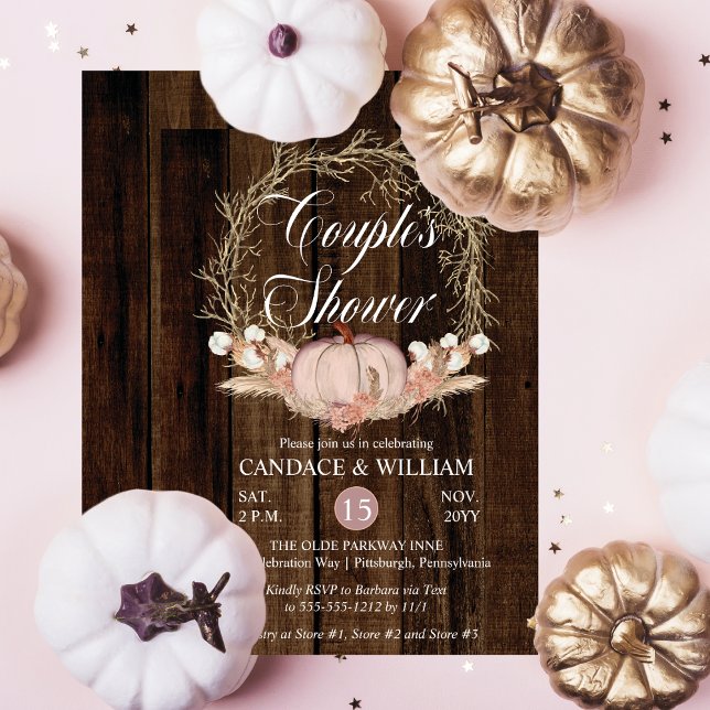 Rustic Pumpkin Pampas Wand Couple's Shower Inbjudningar (Rustic Pink Pumpkin Pampas Twig Wreath on Dark Faux Wood Couple's Shower Invitation)