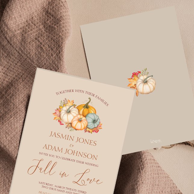 Rustic Pumpkins Autumn Neutralt Bröllop Inbjudningar (Fall in Love Autumn Fall Harvest Pumpkins Wedding Invitation)