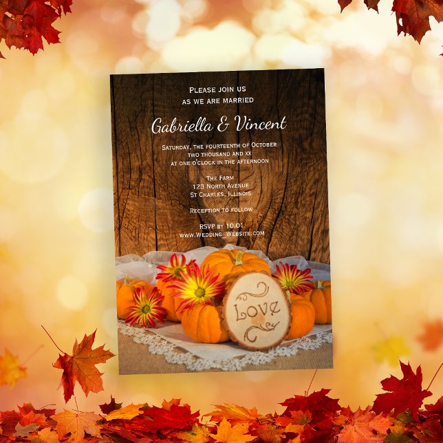 Rustic Pumpkins Fall Barn Bröllop Inbjudningar (Invite guests to your Autumn marriage with the charming Rustic Pumpkins Fall Wedding Invitation.)