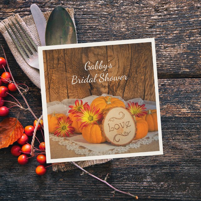 Rustic Pumpkins Fall Barn Möhippa Pappersservett (Set the tables at your Autumn Bridal Shower with the charming Rustic Pumpkins Paper Napkins.)
