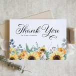 Rustic Pumpkins och Sunblommor Autumn Bröllop Tack Kort<br><div class="desc">Skicka ett tack till dina gäster med det hösttematiska tackkortet i anpassadet. Den har vattenfärgade illustrationer av solblommor, bomull, pumpor och eukalyptus löv. Anpassa genom att lägga till information. Tack vare detta kort kommer även solblommor och pumpor att bli perfekter för fallbröllop, möhippor, födelsedagar och mycket annat. Matchande objekt är...</div>