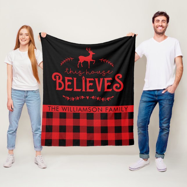 Rustic Red and Black Buffalo Check Family Namn Fleecefilt (På plats)