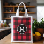 Rustic Red & Black Buffalo Play Mönster Monogram Återanvändbar Påse<br><div class="desc">En tålig och manlig design med en yta för monogram. Ett klassiskt,  traditionellt mönster som har funnits i flera år. Om du behöver justera teckningen eller ändra teckensnittet kan du klicka på anpassningsområdet. Då kommer du till designen i verktyg där du kan göra många ändringar.</div>