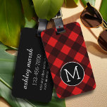 Rustic Red Black Buffalo Play Mönster Monogram Bagagebricka<br><div class="desc">En tålig och manlig design med en yta för monogram. Ett klassiskt,  traditionellt mönster som har funnits i flera år. Om du behöver justera teckningen eller ändra teckensnittet kan du klicka på anpassningsområdet. Då kommer du till designen i verktyg där du kan göra många ändringar.</div>