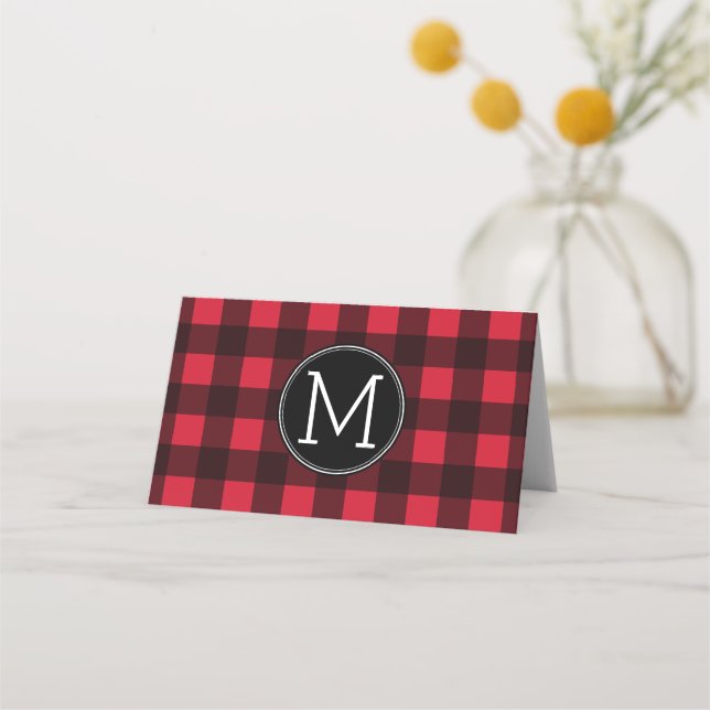 Rustic Red & Black Buffalo Play Mönster Monogram Placeringskort (Framsida)