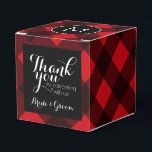 Rustic Red Black Buffalo Play Mönster Monogram Presentaskar<br><div class="desc">En tålig och manlig design med en yta för monogram. Ett klassiskt,  traditionellt mönster som har funnits i flera år. Om du behöver justera teckningen eller ändra teckensnittet kan du klicka på anpassningsområdet. Då kommer du till designen i verktyg där du kan göra många ändringar.</div>