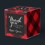 Rustic Red Black Buffalo Play Mönster Monogram Presentaskar<br><div class="desc">En tålig och manlig design med en yta för monogram. Ett klassiskt,  traditionellt mönster som har funnits i flera år. Om du behöver justera teckningen eller ändra teckensnittet kan du klicka på anpassningsområdet. Då kommer du till designen i verktyg där du kan göra många ändringar.</div>