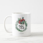 Rustic Red Blommigt Botanical Budens mamma Kaffemugg<br><div class="desc">Vinterbotaniskt mönster har en Boho eucalyptus-andedräkt med djupa burgundröda anemoner. Bride Maid är skriven i mitten. Din bröllop-dejt nedan. Dessa finns också tillgängliga för bruden, för maid of honor, m mor i brudgummen och blomman. Köp en för varje medlem i brudens sida. Perfekt för morgonfotot för "Hämta redo". Underbart ta...</div>