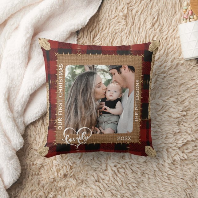 Rustic Red Buffalo Plaid First Christmas Family Kudde (Filt)