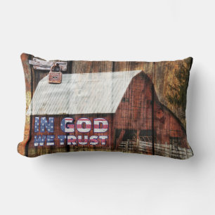 Rustic Red Fed Barn med latch i Gud vi litar på Lumbarkudde