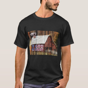 Rustic Red Fed Barn med latch i Gud vi litar på T Shirt