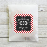 Rustic Red Gingham BBQ Bröllop Par Shower Fyrkantigt Klistermärke<br><div class="desc">Avslappnad BBQ/barbecue temed Pares möhippa-favoritklistermärken har en mjuk svart/kolliknande ram,  westernt och modernt typsnitt,  stjärnaccenter och en röd sommartandköttsformad gräns-platta.</div>