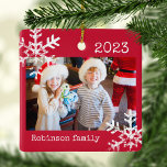 Rustic Red Photo Ornament med Snöflingor<br><div class="desc">Anpassa den här prydnaden med ditt familjefoto och lägg till din familj namn tillsammans med året för denna underbara julkeepé.</div>